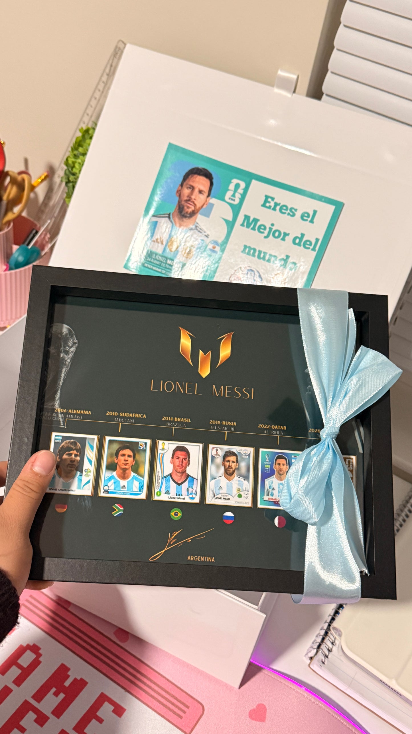 Cuadro Lionel Messi Mundiales 8x10 | Colección de Stickers Panini 6 Mundiales 🏆| Regalo para Fanáticos del Fútbol.