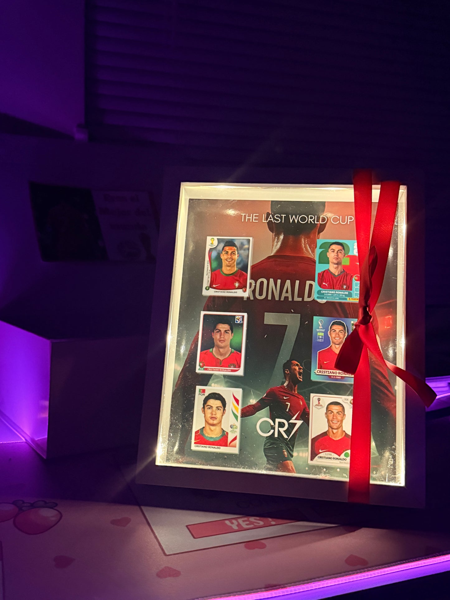 Cuadro 3D Cristiano Ronaldo Mundial con Luces | Colección de Stickers CR7 | Regalo para Fanáticos del Fútbol ⚽