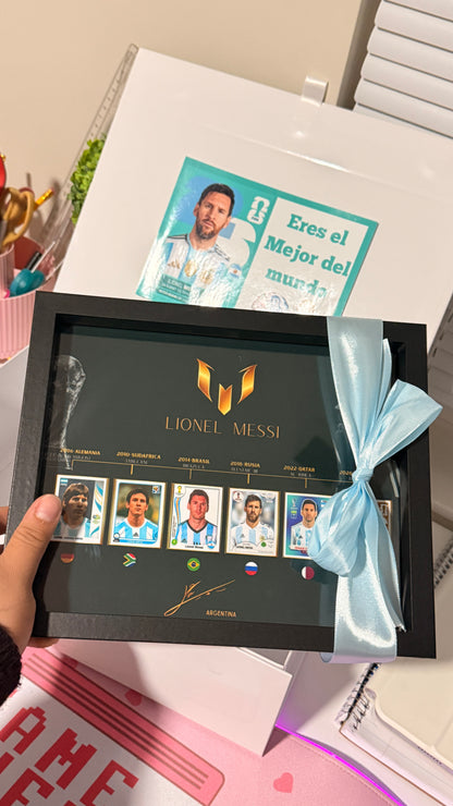 Cuadro Lionel Messi Mundiales 8x10 | Colección de Stickers Panini 6 Mundiales 🏆| Regalo para Fanáticos del Fútbol.