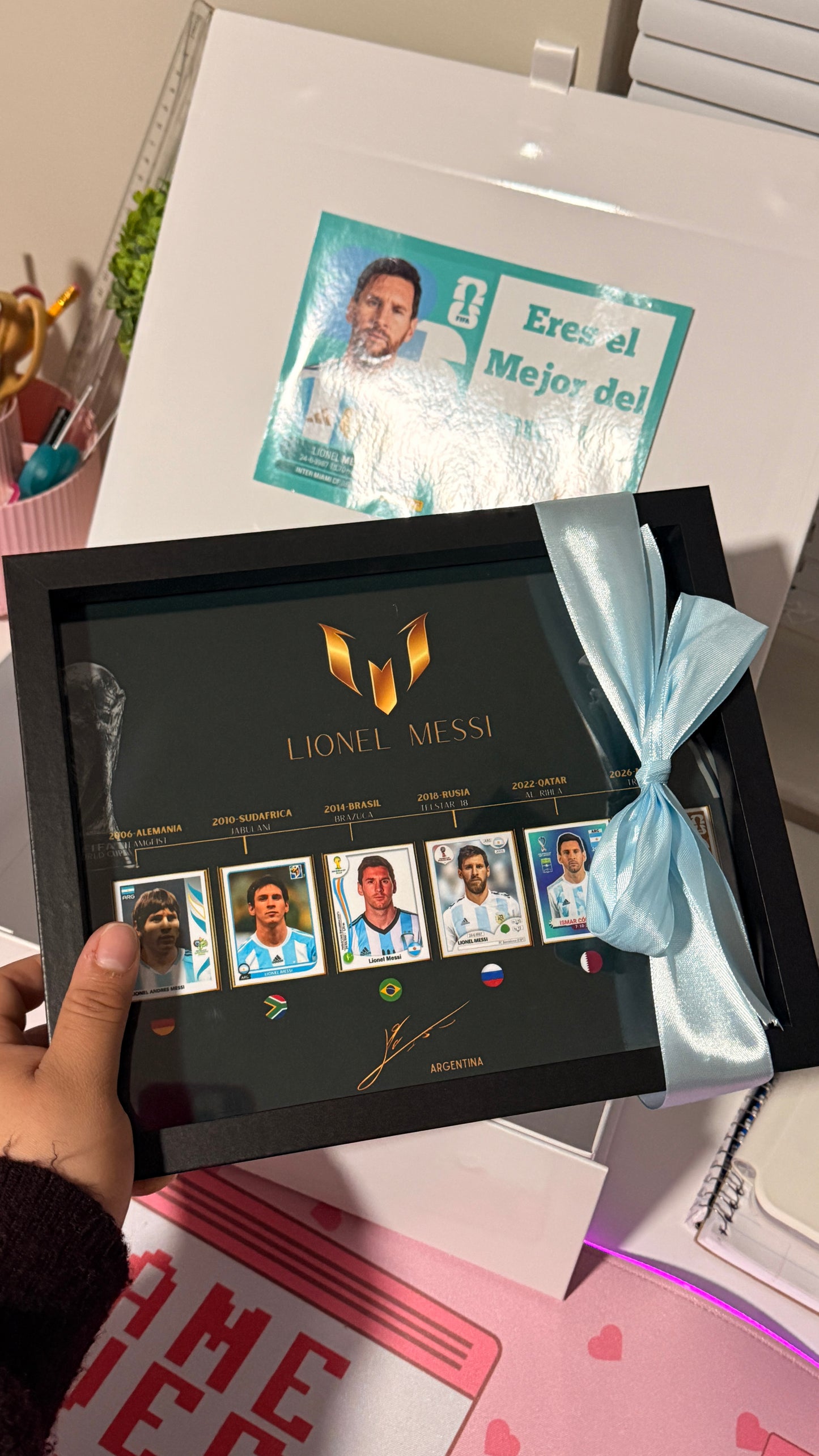 Cuadro Lionel Messi Mundiales 8x10 | Colección de Stickers Panini 6 Mundiales 🏆| Regalo para Fanáticos del Fútbol.