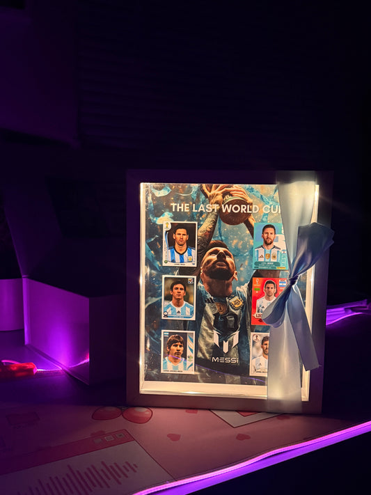 ⚽ Cuadro 3D Lionel Messi Mundial con Luces | Colección de Stickers Mundialistas | Marco 8x8 | Incluye Caja y Tarjeta