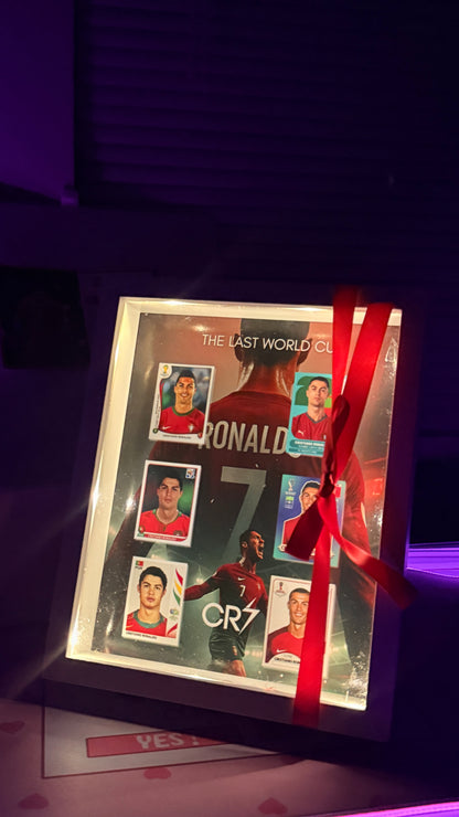 Cuadro 3D Cristiano Ronaldo Mundial con Luces | Colección de Stickers CR7 | Regalo para Fanáticos del Fútbol ⚽