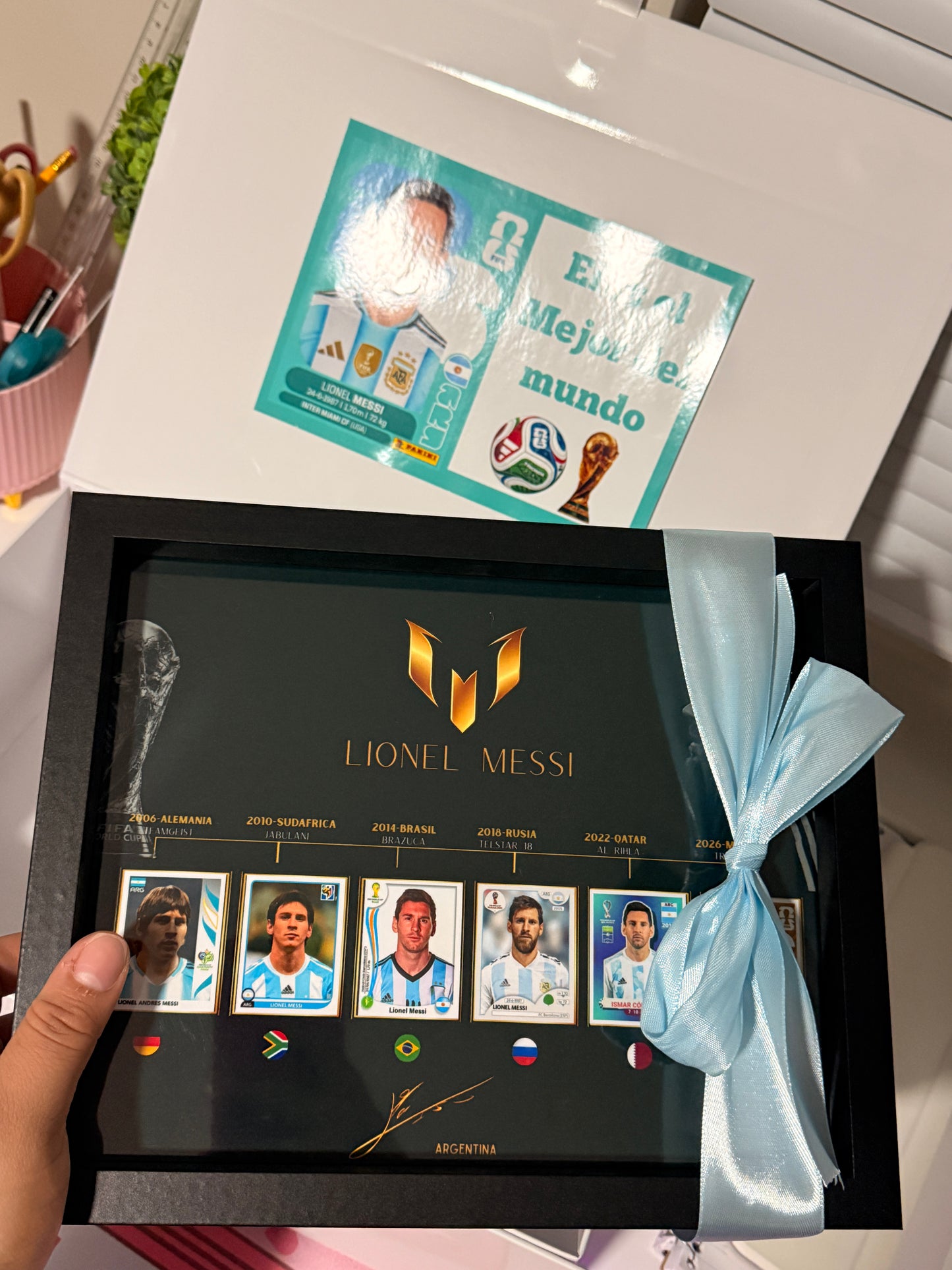 Cuadro Lionel Messi Mundiales 8x10 | Colección de Stickers Panini 6 Mundiales 🏆| Regalo para Fanáticos del Fútbol.